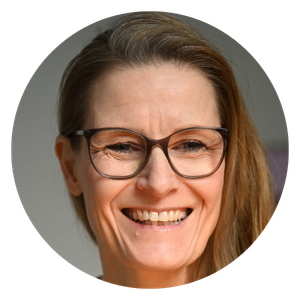 Ein freundliches, rundes Porträt von Heilpraktikerin Karen Tiedemann, der Expertin für ganzheitliche Frauenheilkunde und Naturheilkunde in Hamburg.
