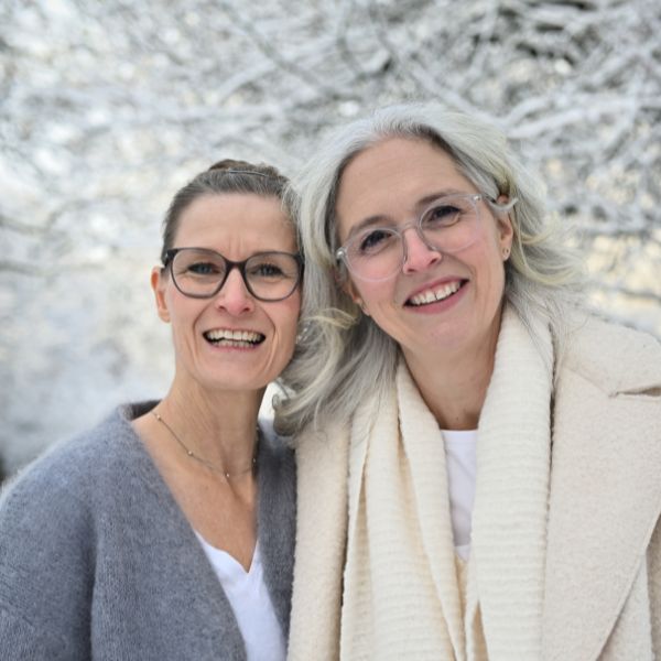 Heilpraktikerin Karen Tiedemann berät eine Klientin in ihrer Praxis für alternative Frauenheilkunde Hamburg.